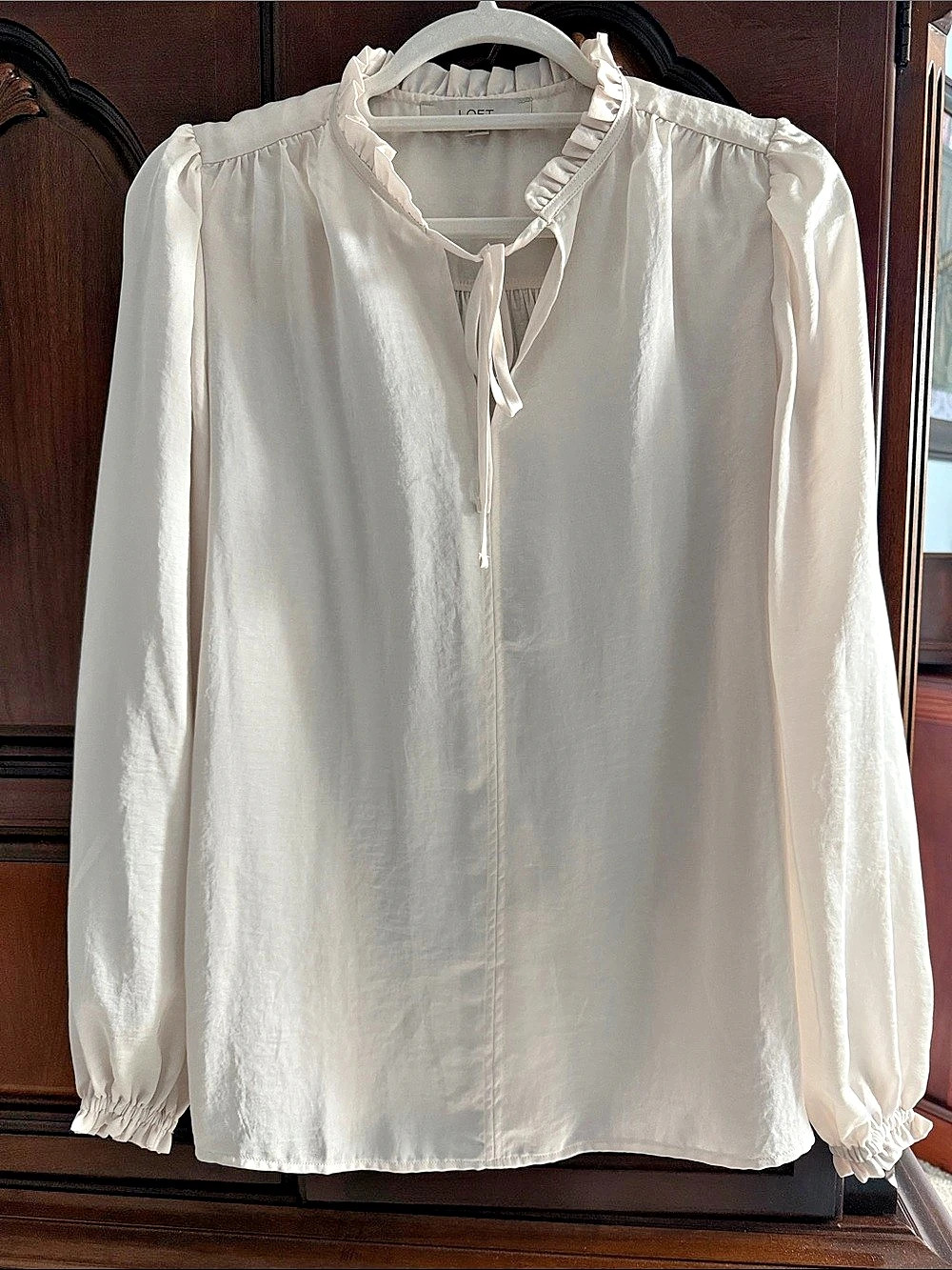 LOFT Ruffled Neck Blouse in Ivory Size Medium Like New
